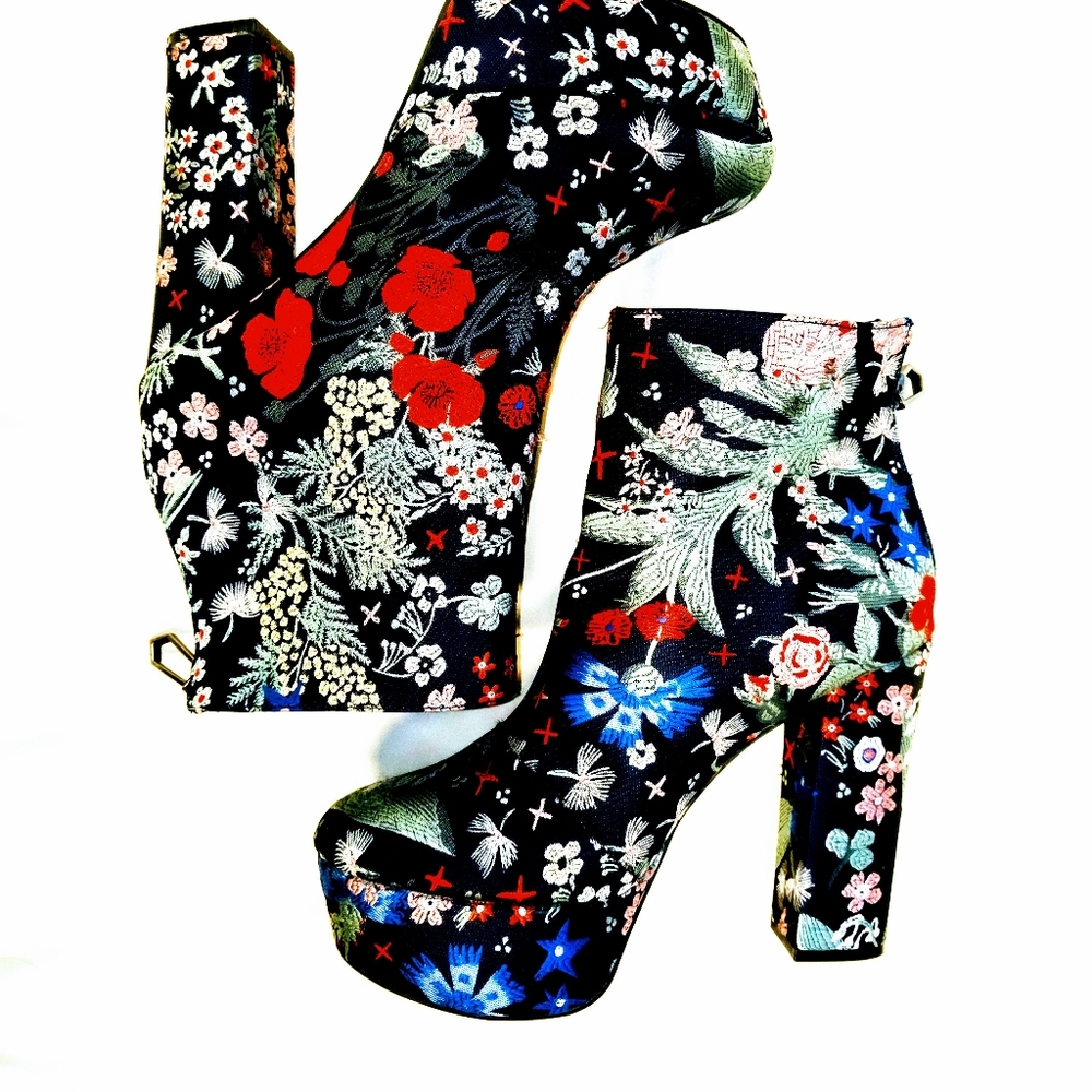 Embroidered Floral, brocade Qupid ankle boots size 6